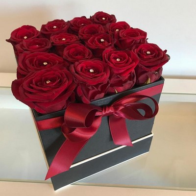 Hatbox of fresh Roses – buy online or call 01474 355007