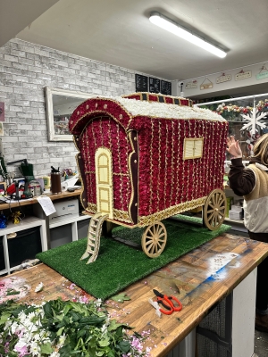 Reading, bowtop, bow top, ledge, edge, wagon, gypsy, traveller, Funeral, sympathy, wreath, tribute, flowers, florist, gravesend, Northfleet, Kent, London, Essex 