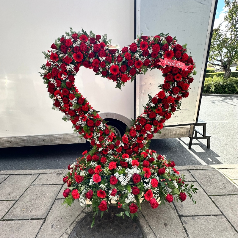 Big, xl, Standing, open, rose, heart, traveller, gypsy, Funeral, sympathy, wreath, tribute, flowers, florist, gravesend, Northfleet, Kent, London, Essex 