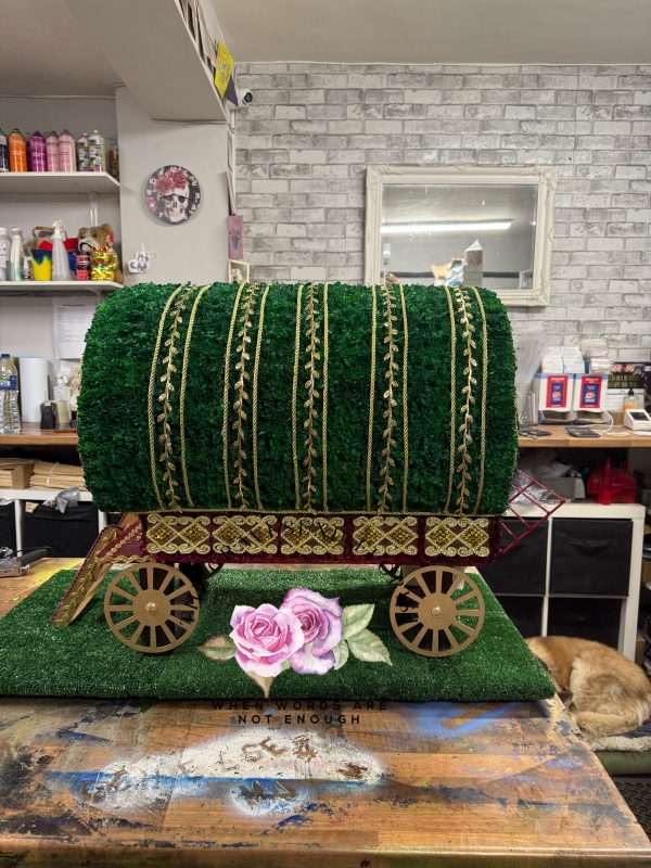 Wagon, caravan, bowtop, bow top, gypsy, traveller, Romany, Funeral, sympathy, wreath, tribute, flowers, florist, gravesend, Northfleet, Kent, London, Essex 