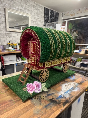 Wagon, caravan, bowtop, bow top, gypsy, traveller, Romany, Funeral, sympathy, wreath, tribute, flowers, florist, gravesend, Northfleet, Kent, London, Essex 