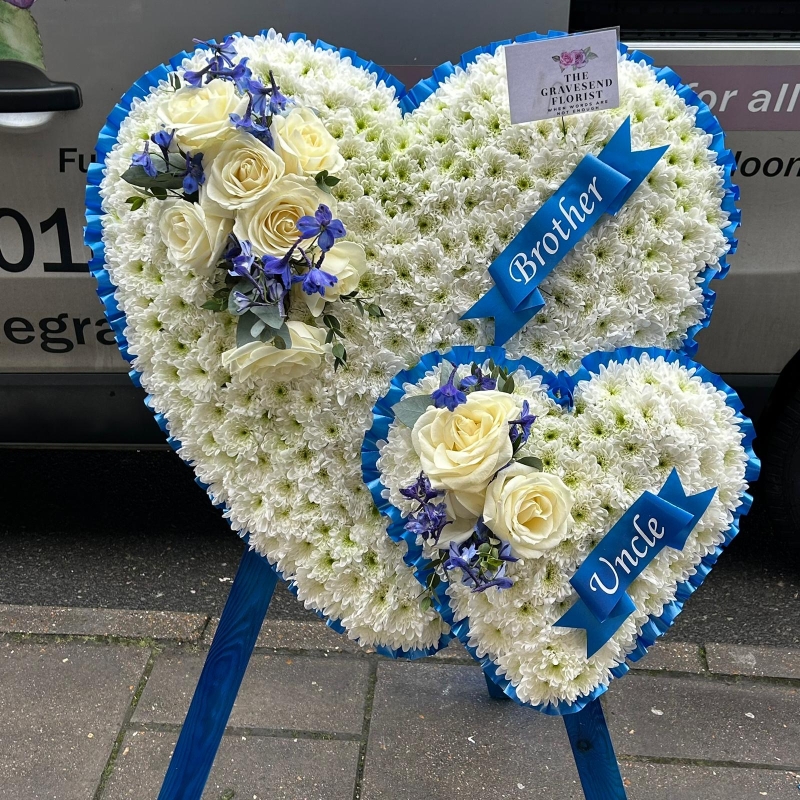 Standing, big, large, double, entwined, overlaid, hearts, heart, traveller, gypsy, Funeral, sympathy, wreath, tribute, flowers, florist, gravesend, Northfleet, Kent, London, Essex 