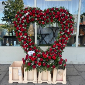 Big, xl, Standing, open, rose, heart, traveller, gypsy, Funeral, sympathy, wreath, tribute, flowers, florist, gravesend, Northfleet, Kent, London, Essex 