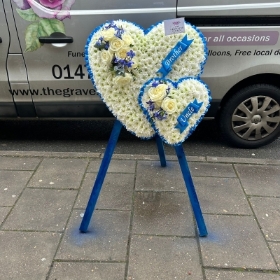 Standing, big, large, double, entwined, overlaid, hearts, heart, traveller, gypsy, Funeral, sympathy, wreath, tribute, flowers, florist, gravesend, Northfleet, Kent, London, Essex 